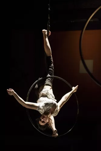 Anahi De Las Cuevas, cerceau aérien, 28e promotion du Centre national des arts du cirque (Cnac) de Châlons-en-Champagne