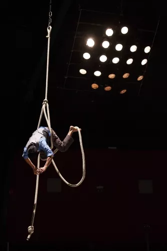 TETRAKAI, spectacle de fin d'études de la 25e promotion du Centre national des arts du cirque/CNAC de Châlons-en-Champagne, mis en scène par Christophe Huysman
