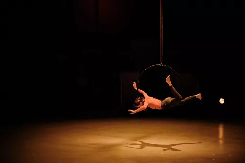 Aurora Dini, cerceau aerien, 31e promotion du Centre national des arts du cirque (Cnac) de Châlons-en-Champagne
