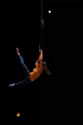 Aurora Dini, cerceau aerien, 31e promotion du Centre national des arts du cirque (Cnac) de Châlons-en-Champagne