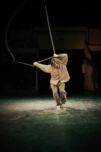 Alberto Diaz Gutierrez, trapèze fixe, 32e promotion du Centre national des arts du cirque/CNAC de Châlons-en-Champagne