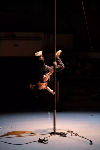 Andrea Cutri, mât chinois, 33e promotion du Centre national des arts du cirque / CNAC de Châlons-en-Champagne