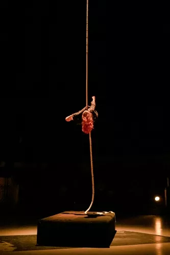 Alice Binando, corde lisse, 34e promotion du Centre national des arts du cirque / CNAC de Châlons-en-Champagne