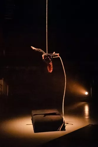 Alice Binando, corde lisse, 34e promotion du Centre national des arts du cirque / CNAC de Châlons-en-Champagne