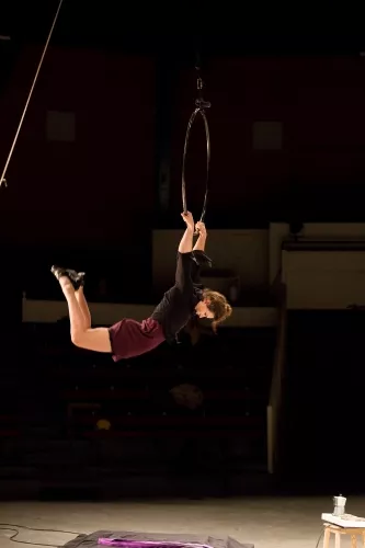 Anahi De Las Cuevas, cerceau aérien, 28e promotion du Centre national des arts du cirque (Cnac) de Châlons-en-Champagne