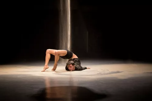 Adalberto Fernandez Torres, contorsion, 28e promotion du Centre national des arts du cirque (Cnac) de Châlons-en-Champagne