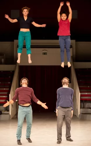 Vincent Brière et Voleak Ung, Portés accrobatiques, 27e promotion du Centre national des arts du cirque/CNAC de Châlons-en-Champagne